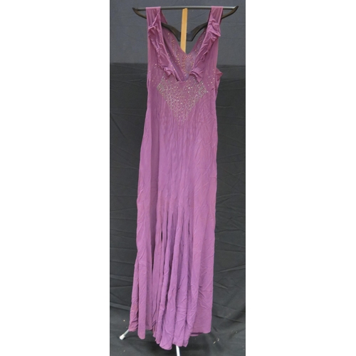 1440 - A 1920's/30's ladies cocktail dress in purple with fringed V-neck line with applied paste set decora... 