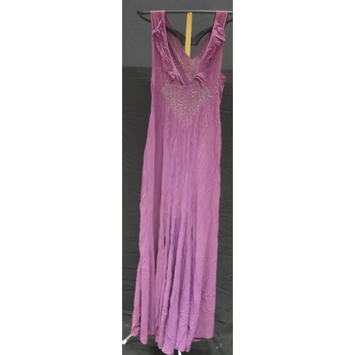 1440 - A 1920's/30's ladies cocktail dress in purple with fringed V-neck line with applied paste set decora... 