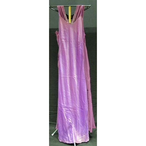 1440 - A 1920's/30's ladies cocktail dress in purple with fringed V-neck line with applied paste set decora... 