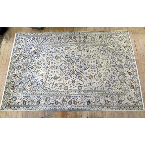 1613 - A Kashan Rug 305 x 200cm.