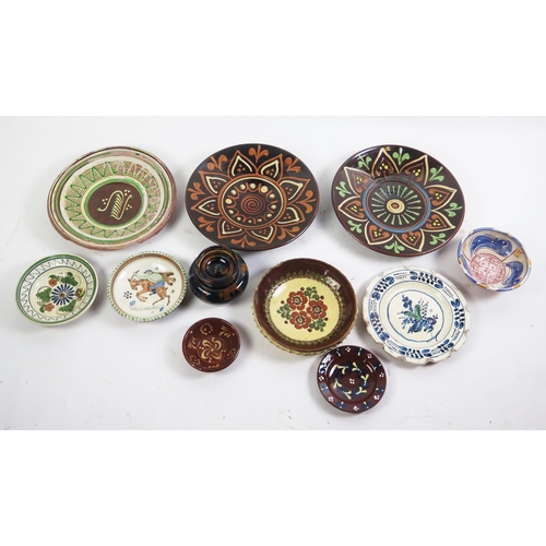 1151 - Assorted continental slipware chargers and bowls, various sizes.