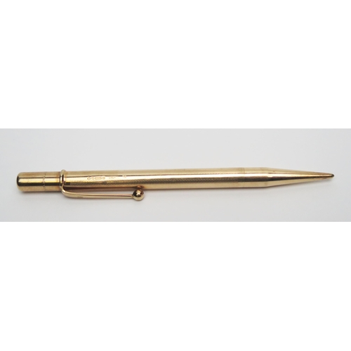 1302 - A 9ct gold propelling pencil.