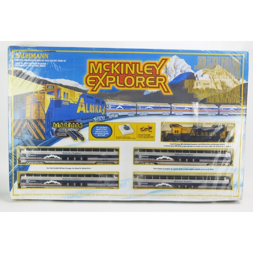 1362 - Bachmann OO HO Gauge 00624 McKinley Explorer Set with EMP GD40 diesel locomotive and 4 coaches - nev... 