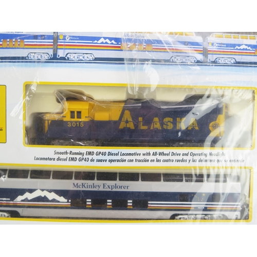 1362 - Bachmann OO HO Gauge 00624 McKinley Explorer Set with EMP GD40 diesel locomotive and 4 coaches - nev... 