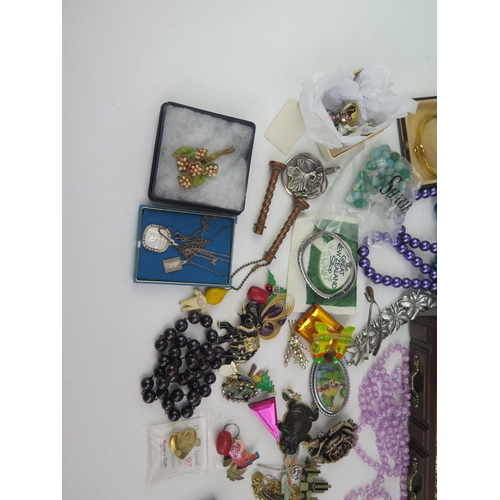 199 - A Selection of Costume Jewellery