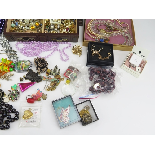 199 - A Selection of Costume Jewellery