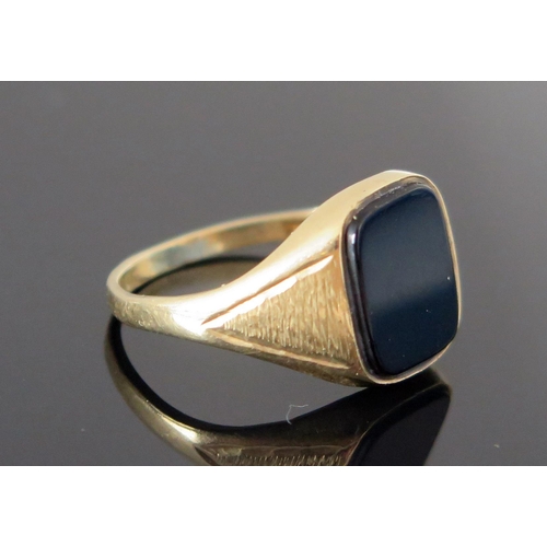 207 - A 9ct Gold and Onyx Signet Ring, size Q.5, hallmarked, 3.28g