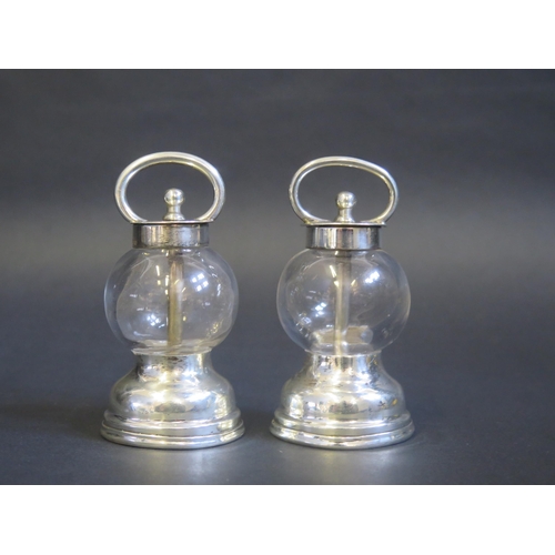 697 - A pair of glass and silver mounted salt and pepper mills, the ops  by Hukin & Heath, 1903/05, the la... 