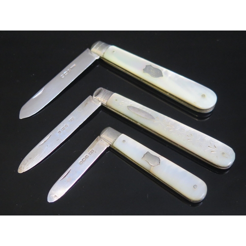 708 - A collection of three silver bladed folding fruit knives with mother-of-pearl handles. (3).