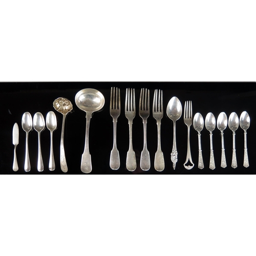 768 - A collection of silver flatwares, 381gms, 12.28ozsvarious makers and dates, includes four Fiddle pat... 