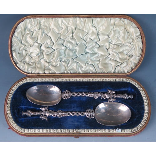 774 - A pair of late 17th/early 18th century Dutch silver apostle spoons, bears import marks for London, 1... 