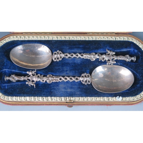 774 - A pair of late 17th/early 18th century Dutch silver apostle spoons, bears import marks for London, 1... 