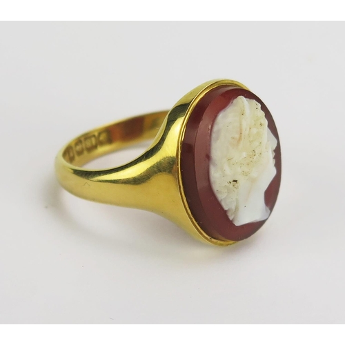 96 - An Antique Gent's 18ct Gold and Hardstone Cameo Ring decorated with a female bust in profile, 16.8x1... 