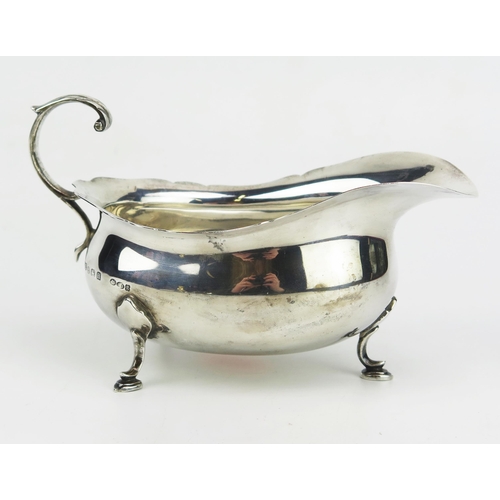 786 - A George V silver sauce boat, maker William Suckling Ltd, Birmingham, 1932, of traditional design wi... 