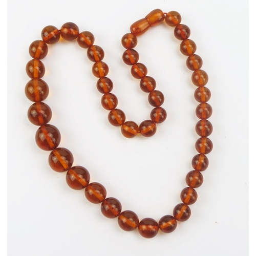 136 - A Graduated Amber Bead Necklace, 15.2x14.7mm, 18.5