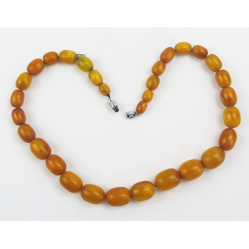 137 - A Graduated Amber Bead Necklace, 17.6x13.7mm largest bead, 16.5