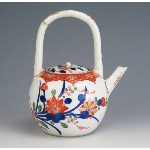 149 - A late 18th/early 19th century Chinese porcelain wine pot and cover, with floral decoration in the I... 