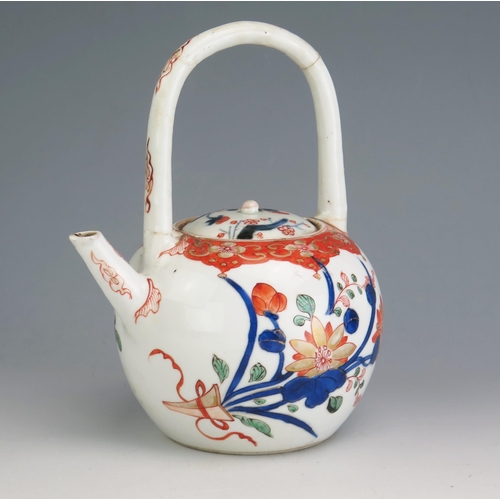 149 - A late 18th/early 19th century Chinese porcelain wine pot and cover, with floral decoration in the I... 