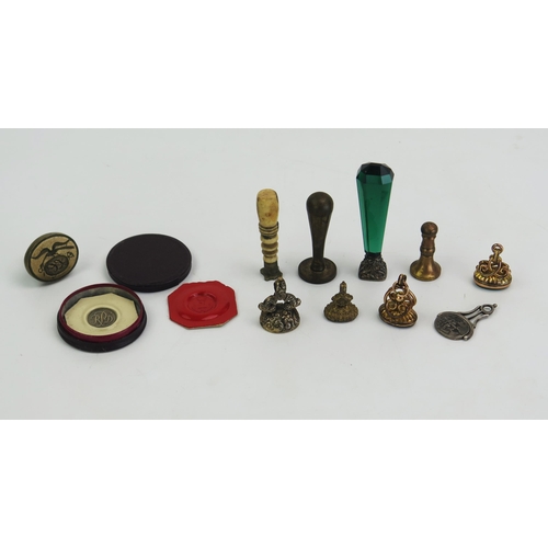 191 - A collection of 19th century and later seals, includes bone handled seal, green glass handled seal, ... 