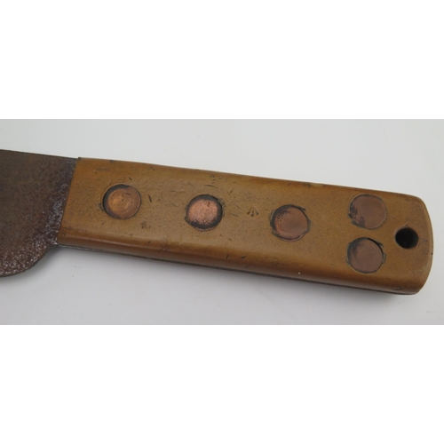 299 - A World War II period machete, with 37.5cm blade, with wood grip, in leather sheath, faintly stamped... 