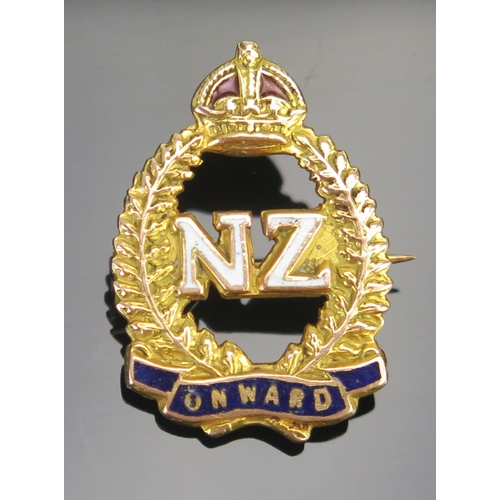 62 - A New Zealand Expeditionary Forces 9ct Gold and Enamel Brooch, 24.7x17.4mm, stamped 9CT, 2.09g