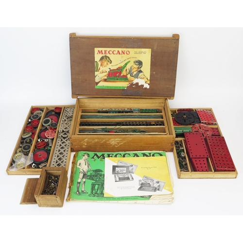 1027 - Meccano Set In Wooden Box with Segmented Trays (with instructions), small collection of Lead soldier... 