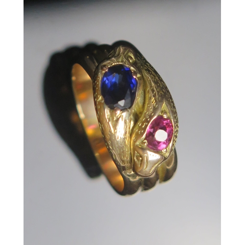 120 - A Gent's Ruby and Sapphire Double Snake's Head Ring in a precious yellow metal setting, c.6.7x5.2mm ... 