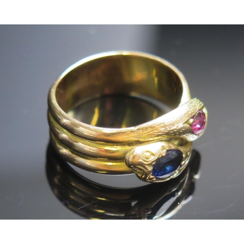 120 - A Gent's Ruby and Sapphire Double Snake's Head Ring in a precious yellow metal setting, c.6.7x5.2mm ... 