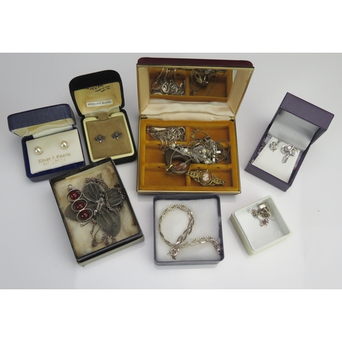 196 - A Selection of Silver and Costume Jewellery