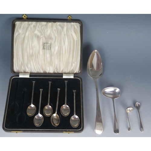 559 - A mixed collection of silver flatwares, includes George III Old English pattern tablespoon, crested,... 