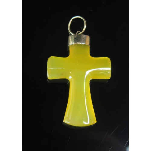 75 - A Yellow Agate and Precious Yellow Metal Cross Pendant, 50.3mm drop, 7.78g