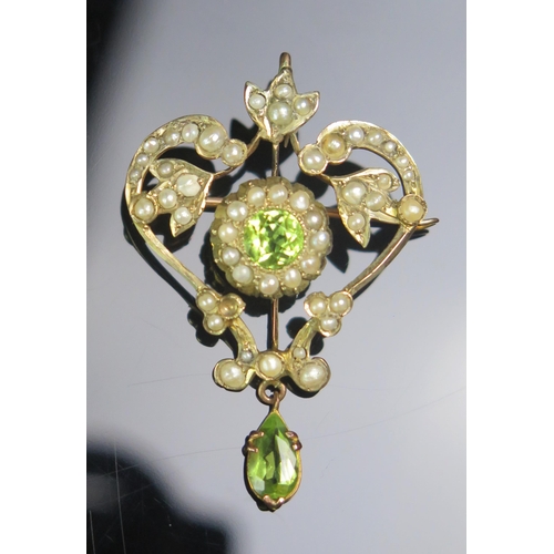 81 - A Peridot and Seed Pearl or Cultured Seed Pearl Brooch Back Pendant in a precious yellow metal setti... 