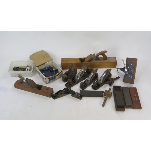 1052 - Collection of Wood Planes and other woodworking tools including Stanley No. 4, No. 3, No.5, Shoulder... 