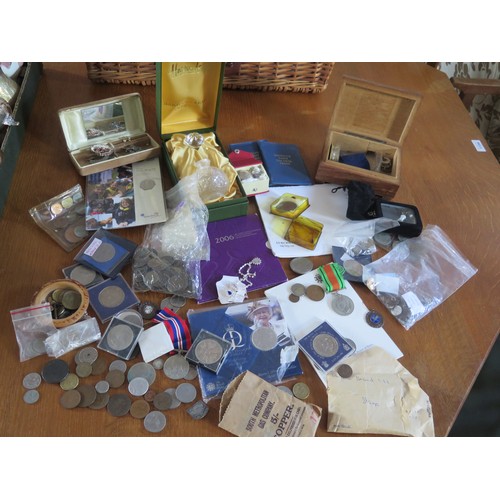 940 - A Selection of Coins including commemorative crowns