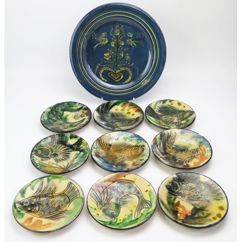 1181 - Nine continental pottery side plates decorate with fish scenes, 18cm diameter, together with a potte... 