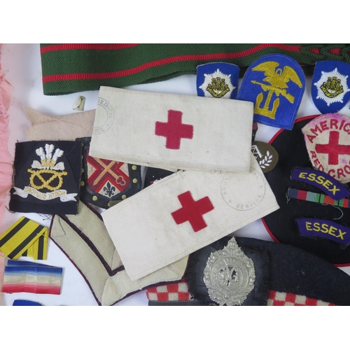 1224 - An Argyll & Sutherland Highlanders Glengarry, japanned metal hat box, assorted cloth badges, sashes,... 