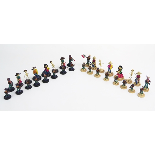 1258 - A Mexican straw figural chess set, the king 5.5cm high, the pawn 3,5cm high.