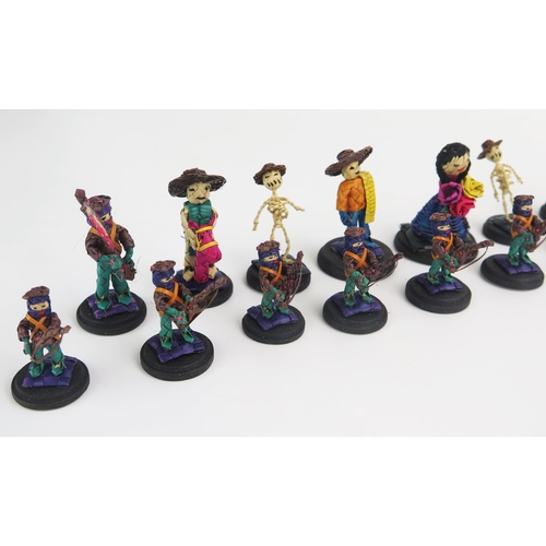 1258 - A Mexican straw figural chess set, the king 5.5cm high, the pawn 3,5cm high.