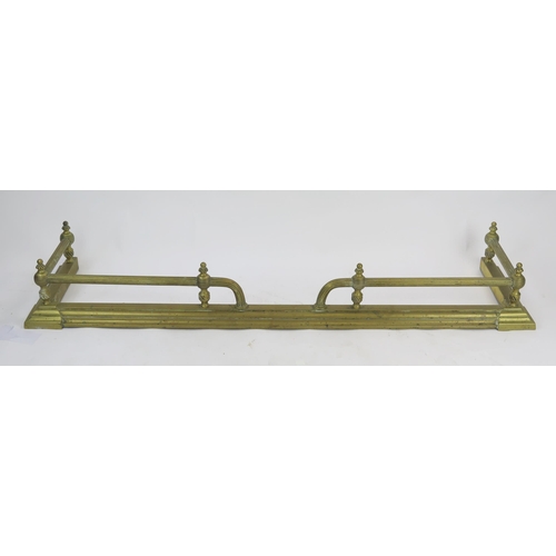 1298 - A 19th century brass fire kerb of rectangular outline, with reeded rail mounts, on a stepped base, 1... 