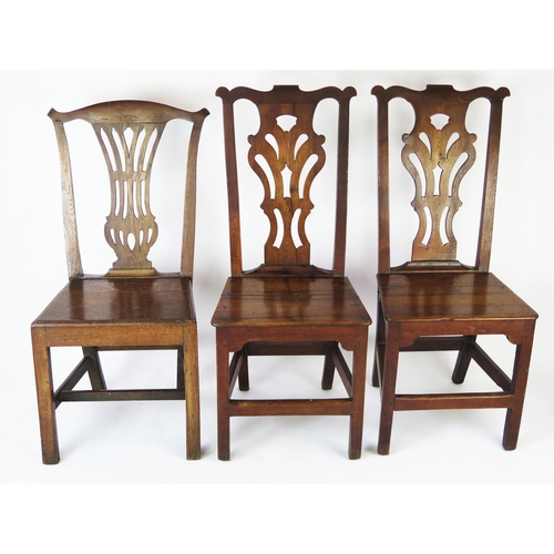 1506 - A pair of Georgian oak and elm kitchen chairs, with pierced splat backs above solid seats on square ... 