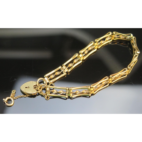 169 - A 9ct Gold Bracelet with 'padlock' clasp, 7