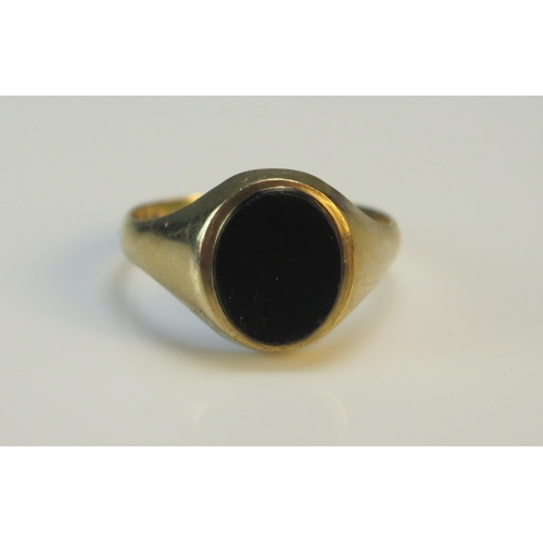 177 - A Gent's 9ct Gold and Onyx Signet Ring, size T.5, hallmarked, 3.61g