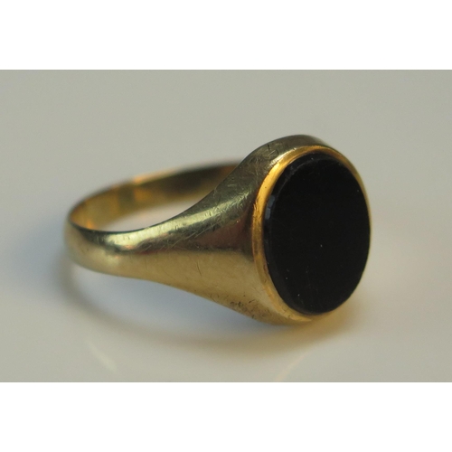 177 - A Gent's 9ct Gold and Onyx Signet Ring, size T.5, hallmarked, 3.61g