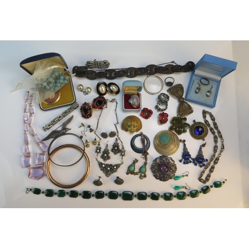 204 - A Selection of Silver and Costume Jewellery