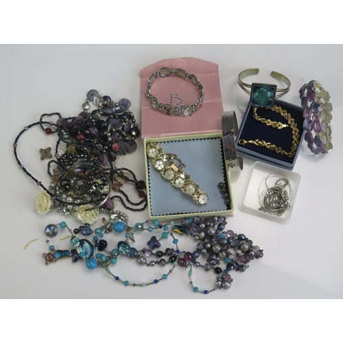 243 - A Selection of Silver and Costume Jewellery