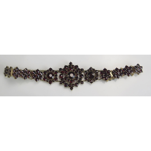 264 - A Garnet Bracelet in a gilt metal setting, 18.47g