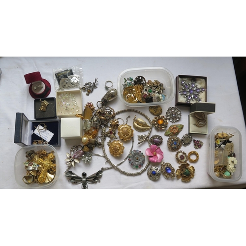 270 - A Selection of Costume Jewellery