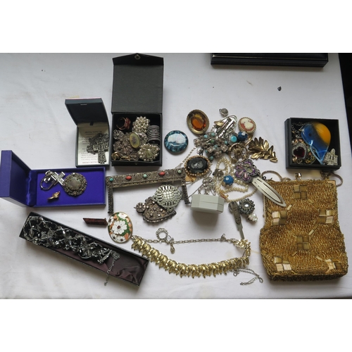 273 - A Selection of Costume Jewellery