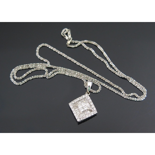 327 - An 18ct White Gold and Diamond Pendant set with princess, baguette and brilliant round cuts (25,5mm ... 