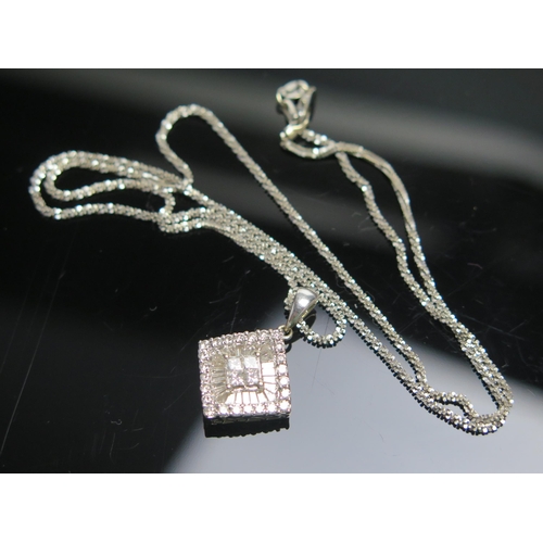 327 - An 18ct White Gold and Diamond Pendant set with princess, baguette and brilliant round cuts (25,5mm ... 